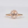 Bague en or rose avec tourmaline rose ovale et halo de diamants taille brillant