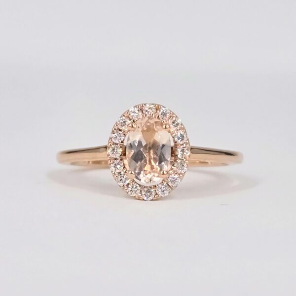 Bague en or rose avec tourmaline rose ovale et halo de diamants taille brillant