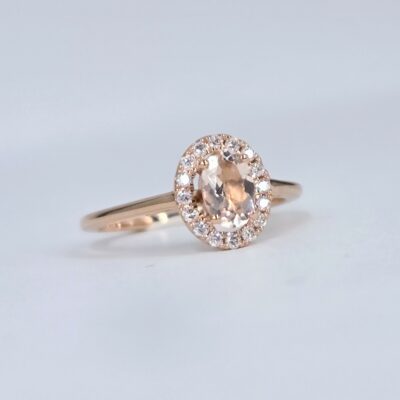 Bague en or rose avec tourmaline rose ovale et halo de diamants taille brillant