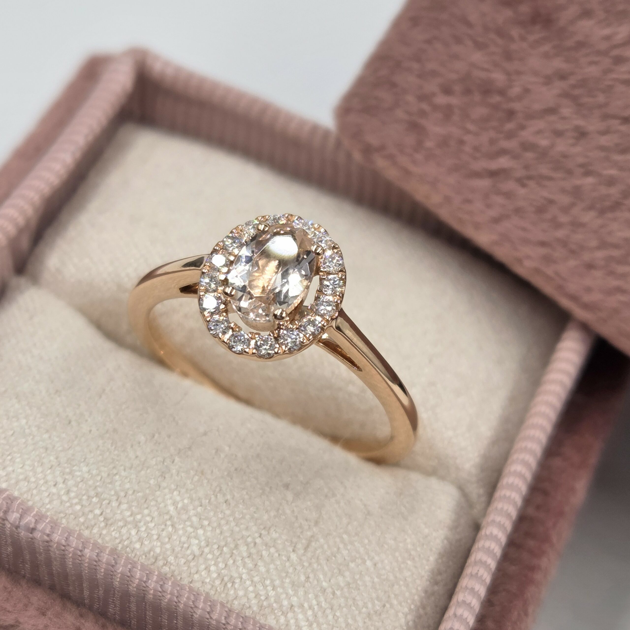 Bague en or rose avec tourmaline rose ovale et halo de diamants taille brillant