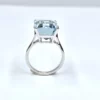 Bague en platine avec aigue-marine taille rectangle à pans coupés en serti clos