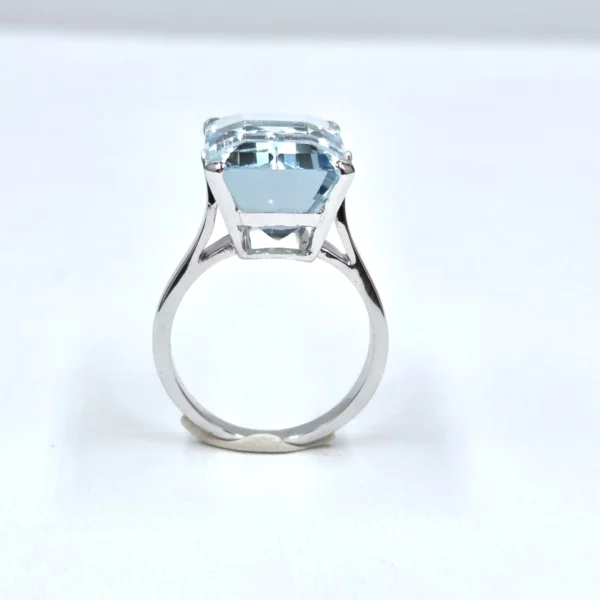 Bague en platine avec aigue-marine taille rectangle à pans coupés en serti clos