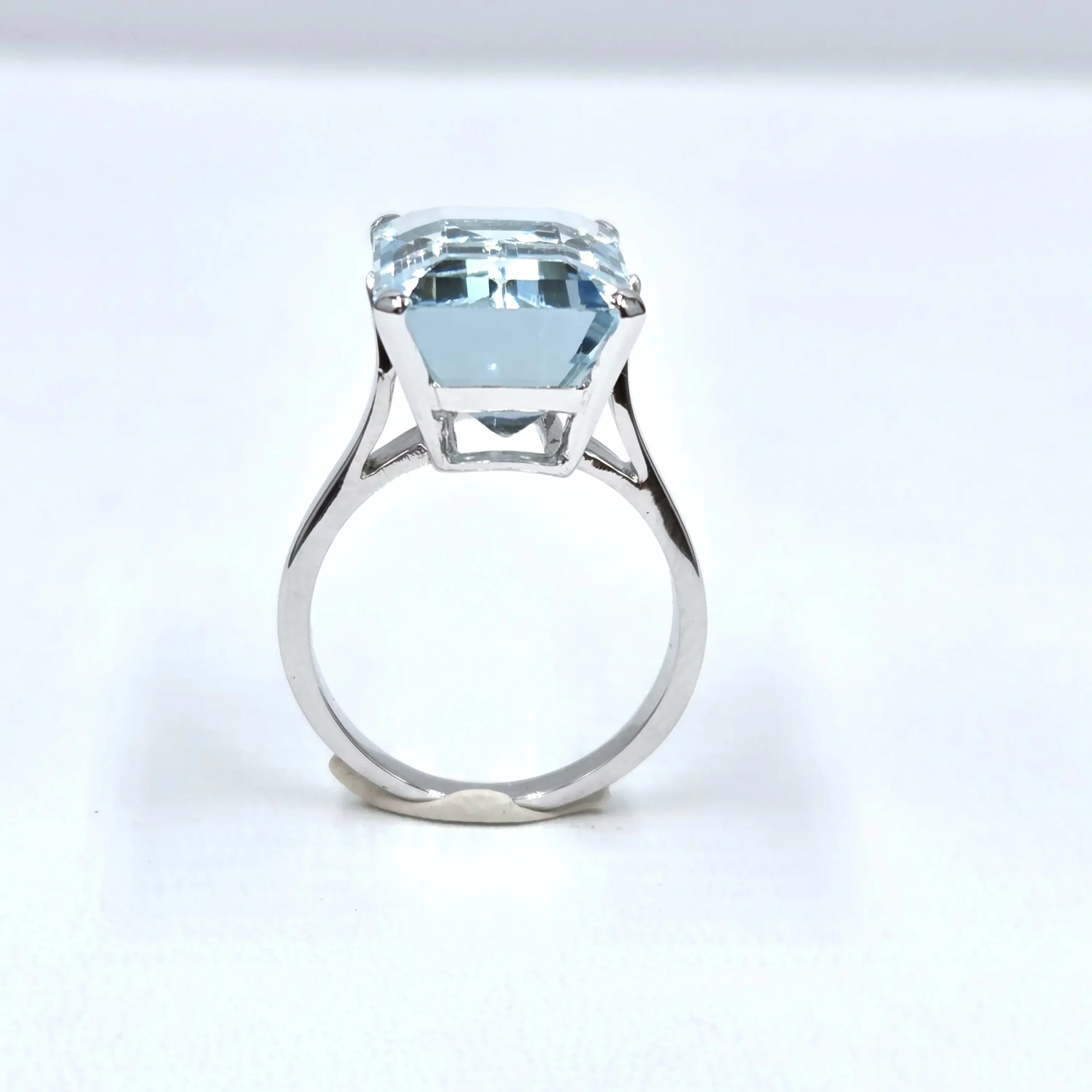 Bague en platine avec aigue-marine taille rectangle à pans coupés en serti clos