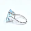 Bague en platine avec aigue-marine taille rectangle à pans coupés en serti clos
