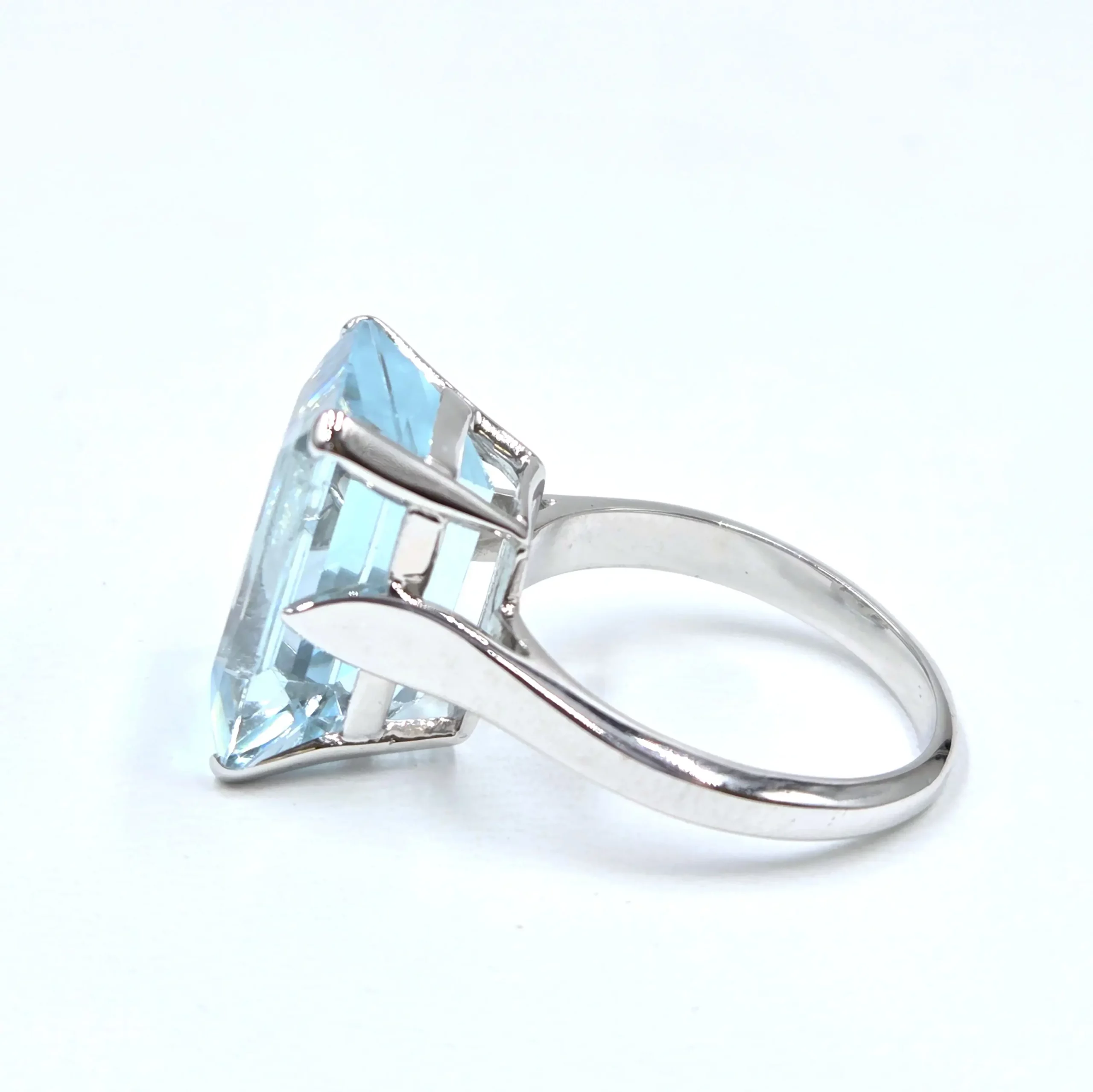 Bague en platine avec aigue-marine taille rectangle à pans coupés en serti clos