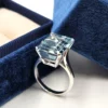 Bague en platine avec aigue-marine taille rectangle à pans coupés en serti clos