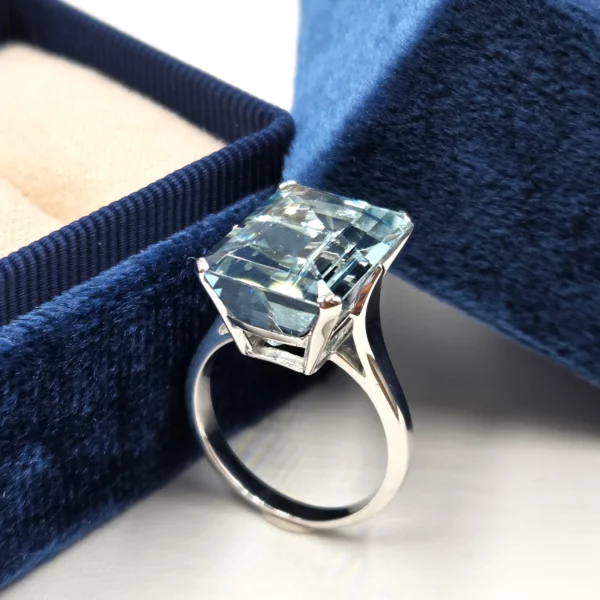 Bague en platine avec aigue-marine taille rectangle à pans coupés en serti clos