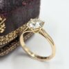 Bague solitaire en or jaune 18 carats avec diamant rond taille ancienne en serti griffes.