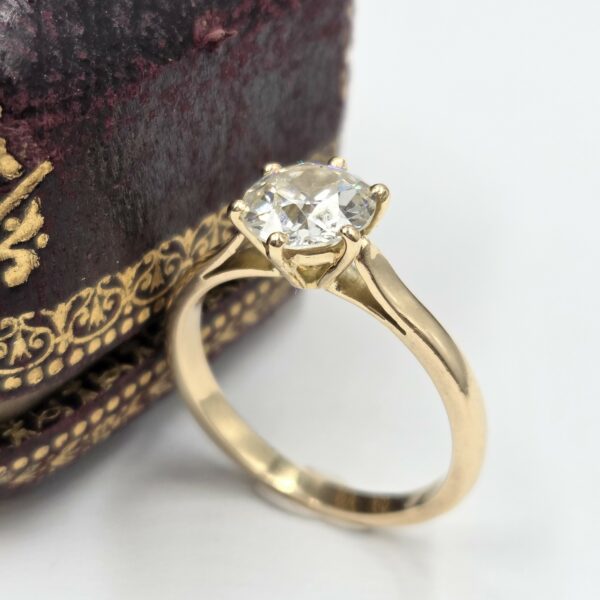 Bague solitaire en or jaune 18 carats avec diamant rond taille ancienne en serti griffes.