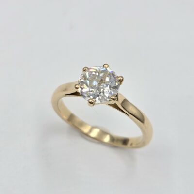 Bague solitaire en or jaune 18 carats avec diamant rond taille ancienne en serti griffes.