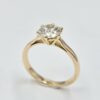 Bague solitaire en or jaune 18 carats avec diamant rond taille ancienne en serti griffes.