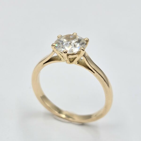 Bague solitaire en or jaune 18 carats avec diamant rond taille ancienne en serti griffes.