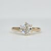 Bague solitaire en or jaune 18 carats avec diamant rond taille ancienne en serti griffes.