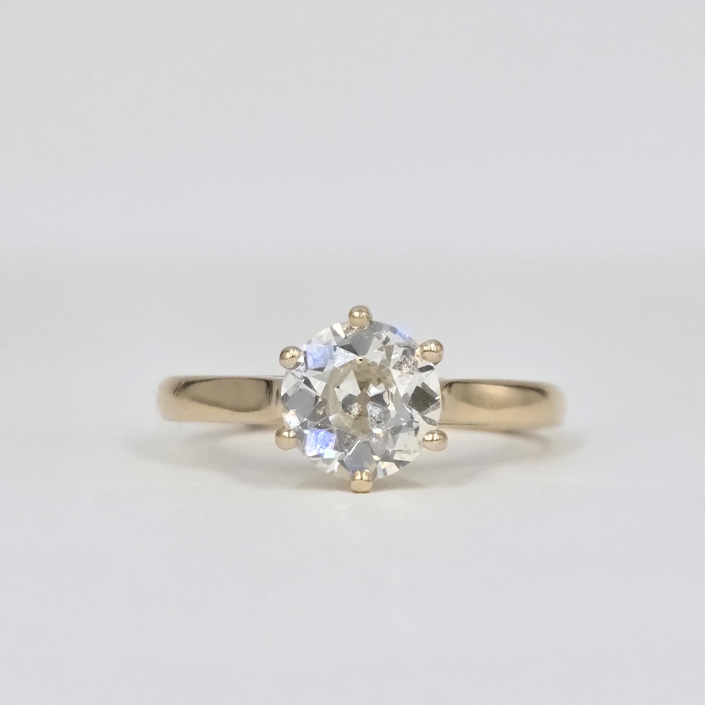 Bague solitaire en or jaune 18 carats avec diamant rond taille ancienne en serti griffes.