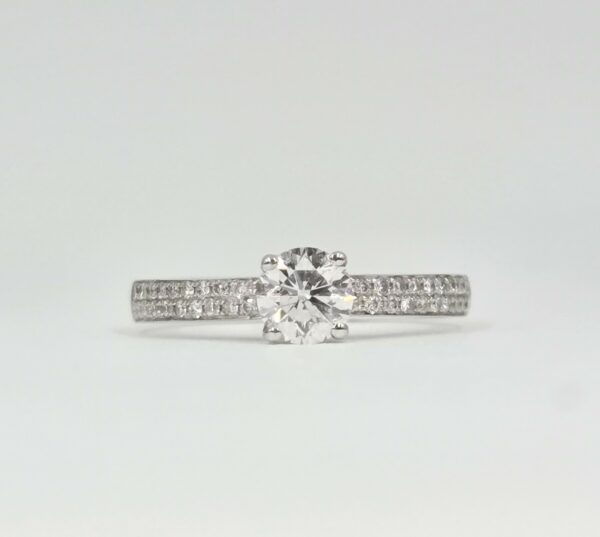 Solitaire diamant en or blanc avec anneau pavé double rang, serti griffes