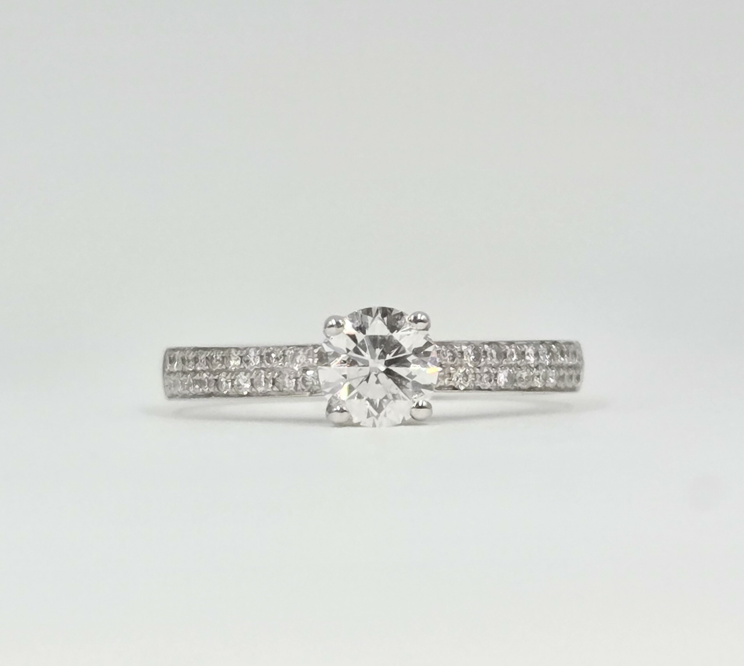 Solitaire diamant en or blanc avec anneau pavé double rang, serti griffes