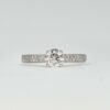Solitaire diamant en or blanc avec anneau pavé double rang, serti griffes