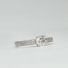 Solitaire diamant en or blanc avec anneau pavé double rang, serti griffes