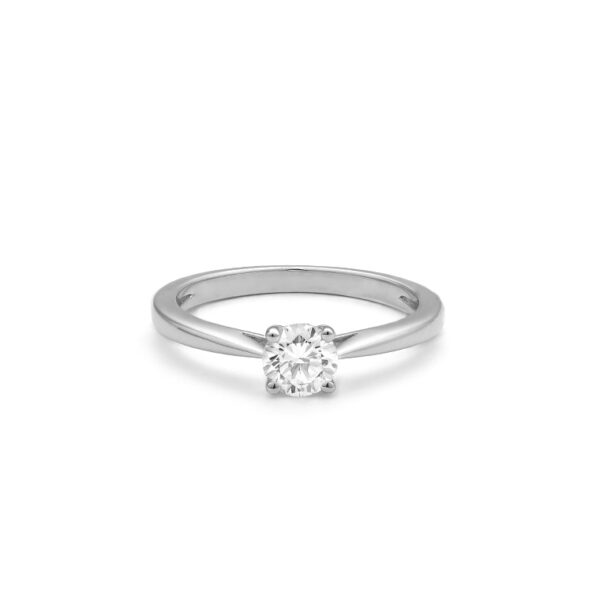 Solitaire en or blanc 18 carats avec diamant rond taille brillant serti quatre griffes.