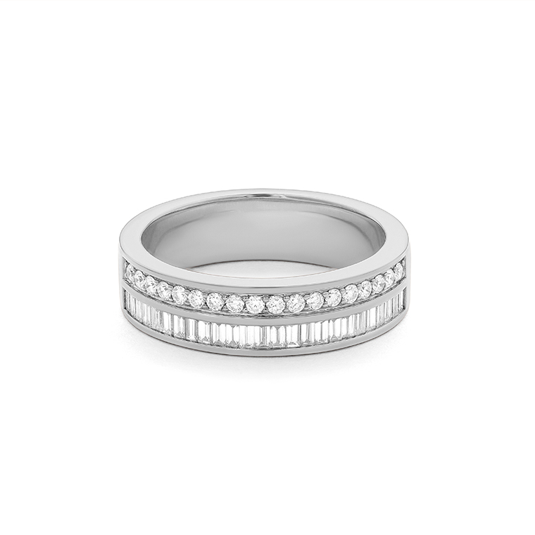 Alliance en platine avec rangée de diamants ronds et baguettes serties en bandeau