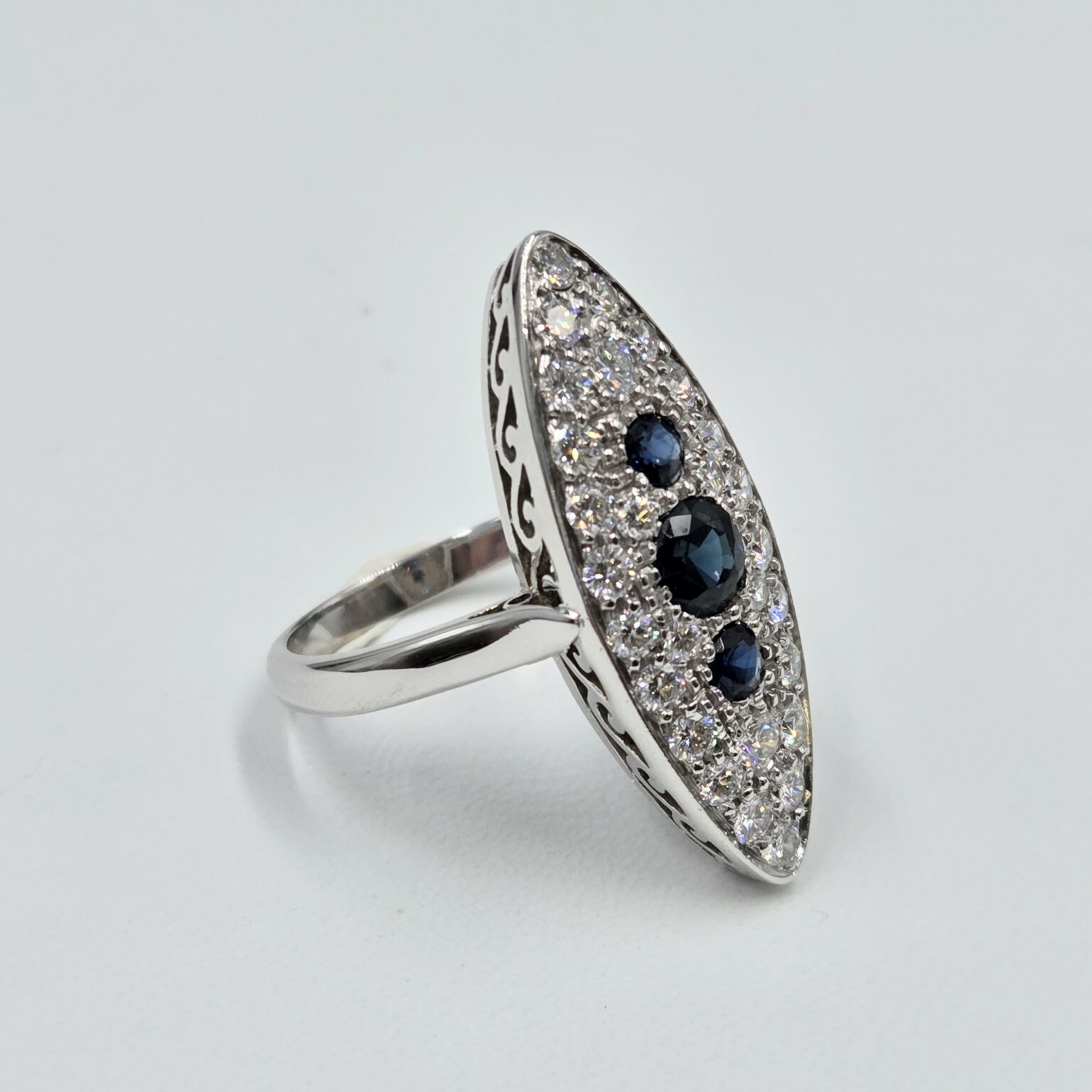 Bague d’occasion – Marquise diamants et saphirs – Or blanc