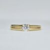 Solitaire en or jaune 18 carats avec diamant central taille brillant sur monture fendue