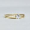 Solitaire en or jaune 18 carats avec diamant central taille brillant sur monture fendue