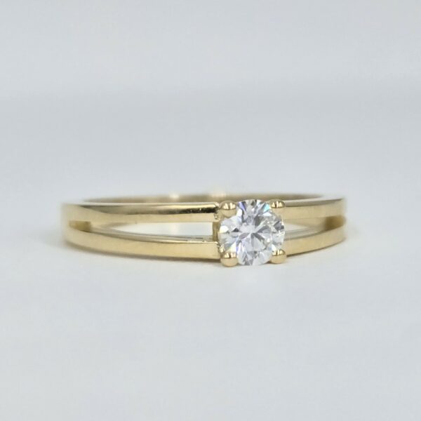 Solitaire en or jaune 18 carats avec diamant central taille brillant sur monture fendue