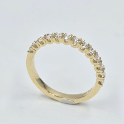 Alliance demi-tour en or jaune avec diamants ronds sertis griffes