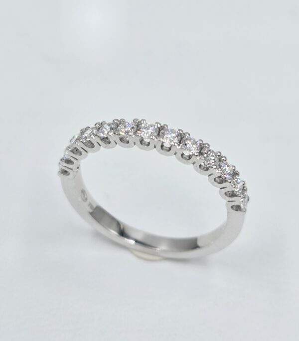 Alliance demi-tour en or blanc 18 carats sertie de diamants ronds