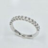 Alliance demi-tour en or blanc 18 carats sertie de diamants ronds