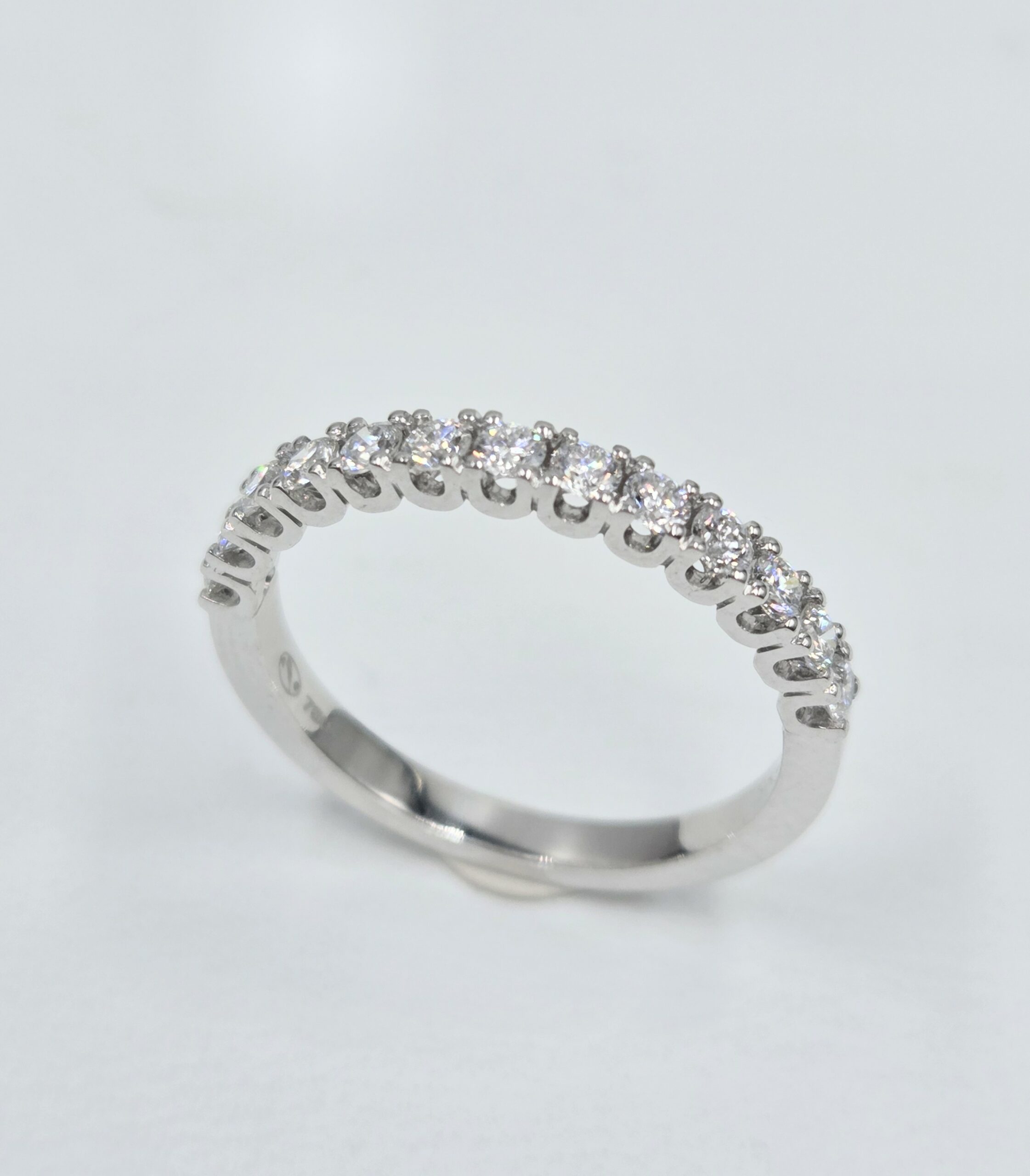 Alliance demi-tour en or blanc 18 carats sertie de diamants ronds
