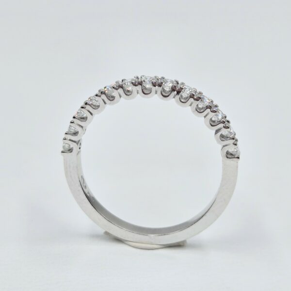 Alliance demi-tour en or blanc 18 carats sertie de diamants ronds