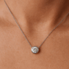 collier en or blanc maille forçat diamantée diamants sertis clos