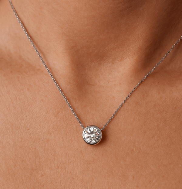 collier en or blanc maille forçat diamantée diamants sertis clos