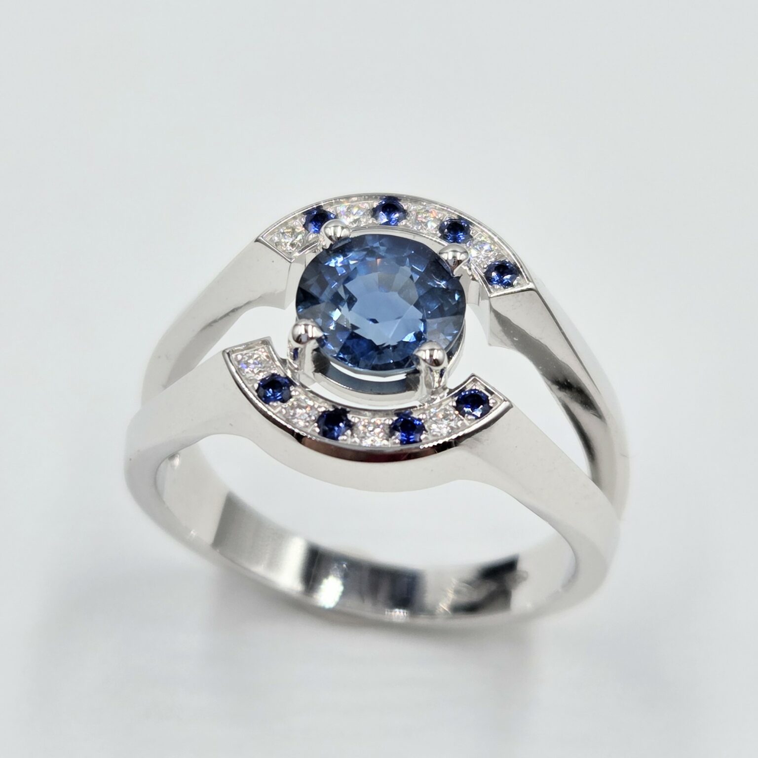 Bague Or blanc contemporaine Saphirs et diamants