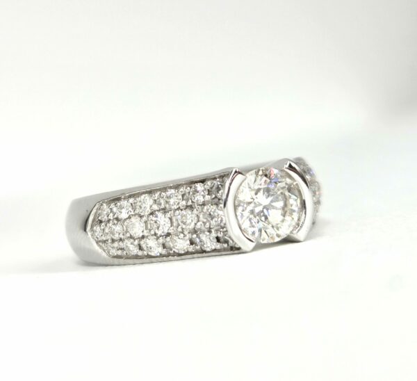 Bague Prestigieuse -Pavage de diamants en or blanc