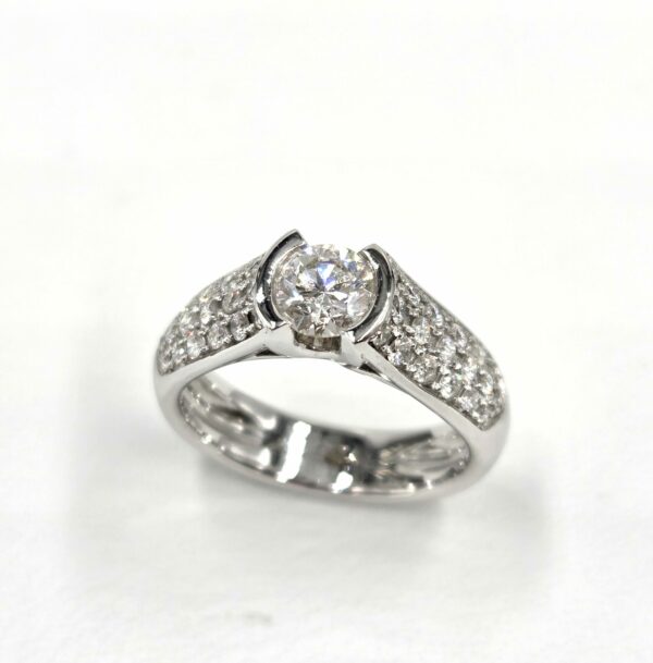 Bague Prestigieuse -Pavage de diamants en or blanc