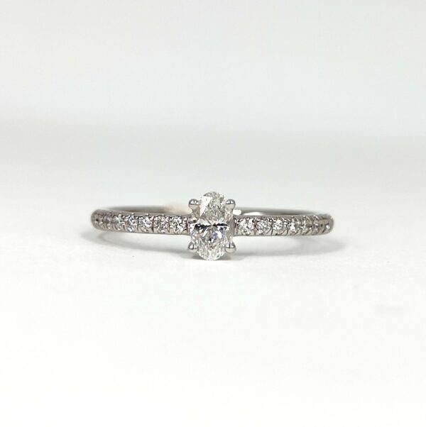 Bague or blanc diamant ovale accompagné