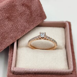 Solitaire accompagné en or rose - Tendresse – Image 2