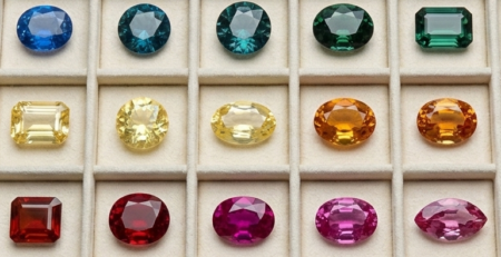 saphirs de couleur pierre sur papier